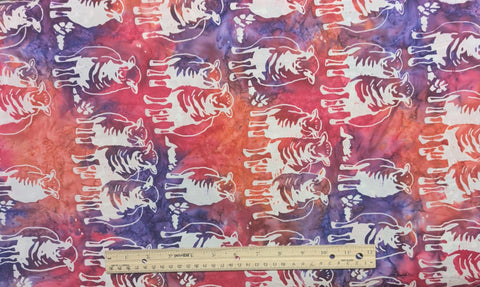 BATIK - Expressions A Touch of Celtic BT23263-207 Raspberry and Nightshade Fabric / White Sheep Tjap