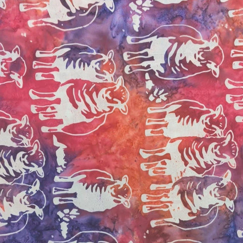 BATIK - Expressions A Touch of Celtic BT23263-207 Raspberry and Nightshade Fabric / White Sheep Tjap