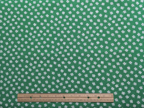 Signature Classics Oakhurst Textiles - Lightweight Green Fabric / White Shamrock Print